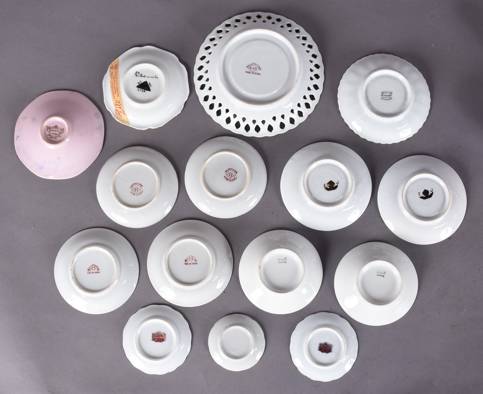 Quinze xícaras de porcelana de diversos modelos e procedências. - foto 5 de 8