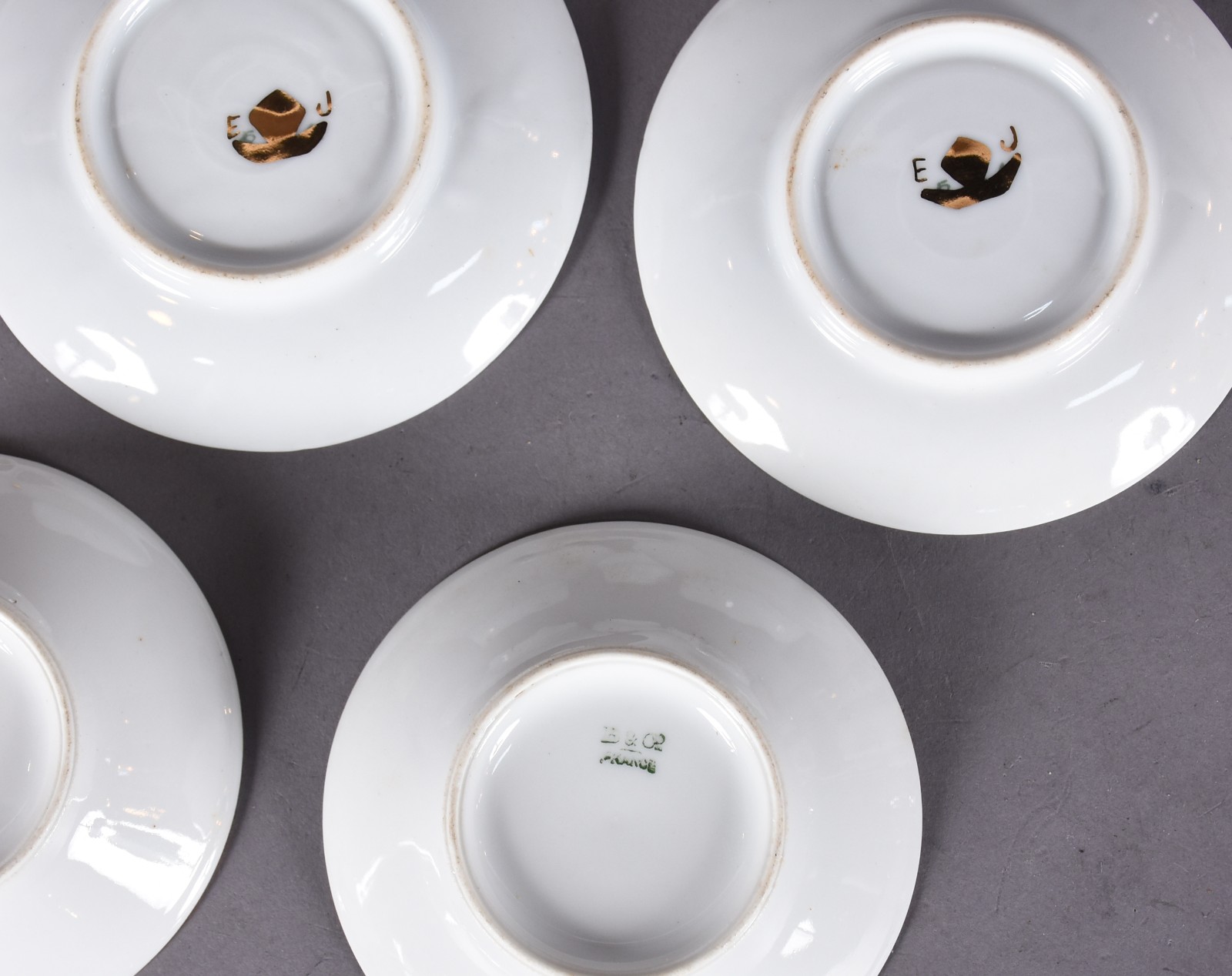 Quinze xícaras de porcelana de diversos modelos e procedências. - foto 6 de 8