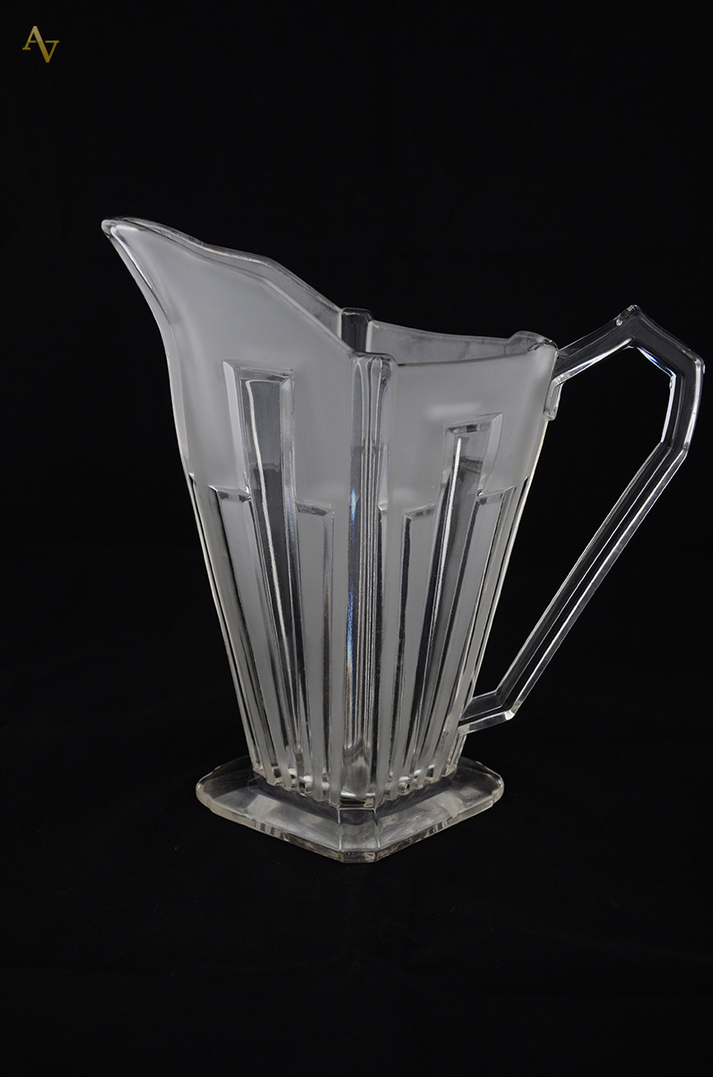Jarra de cristal ART DECO com detalhes foscos geométricos. Alt. 23 cm.