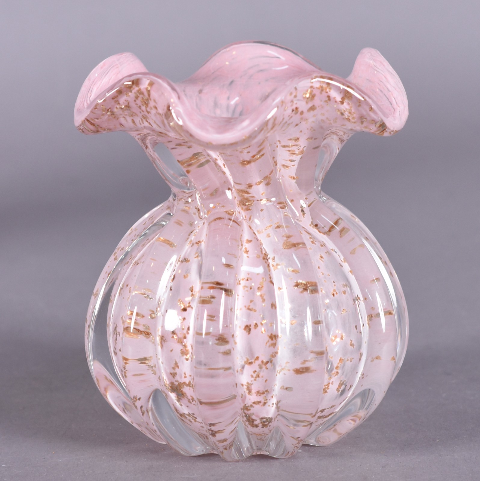 Vaso de vidro decorativo na cor rosa com pó de ouro. - foto 1 de 4