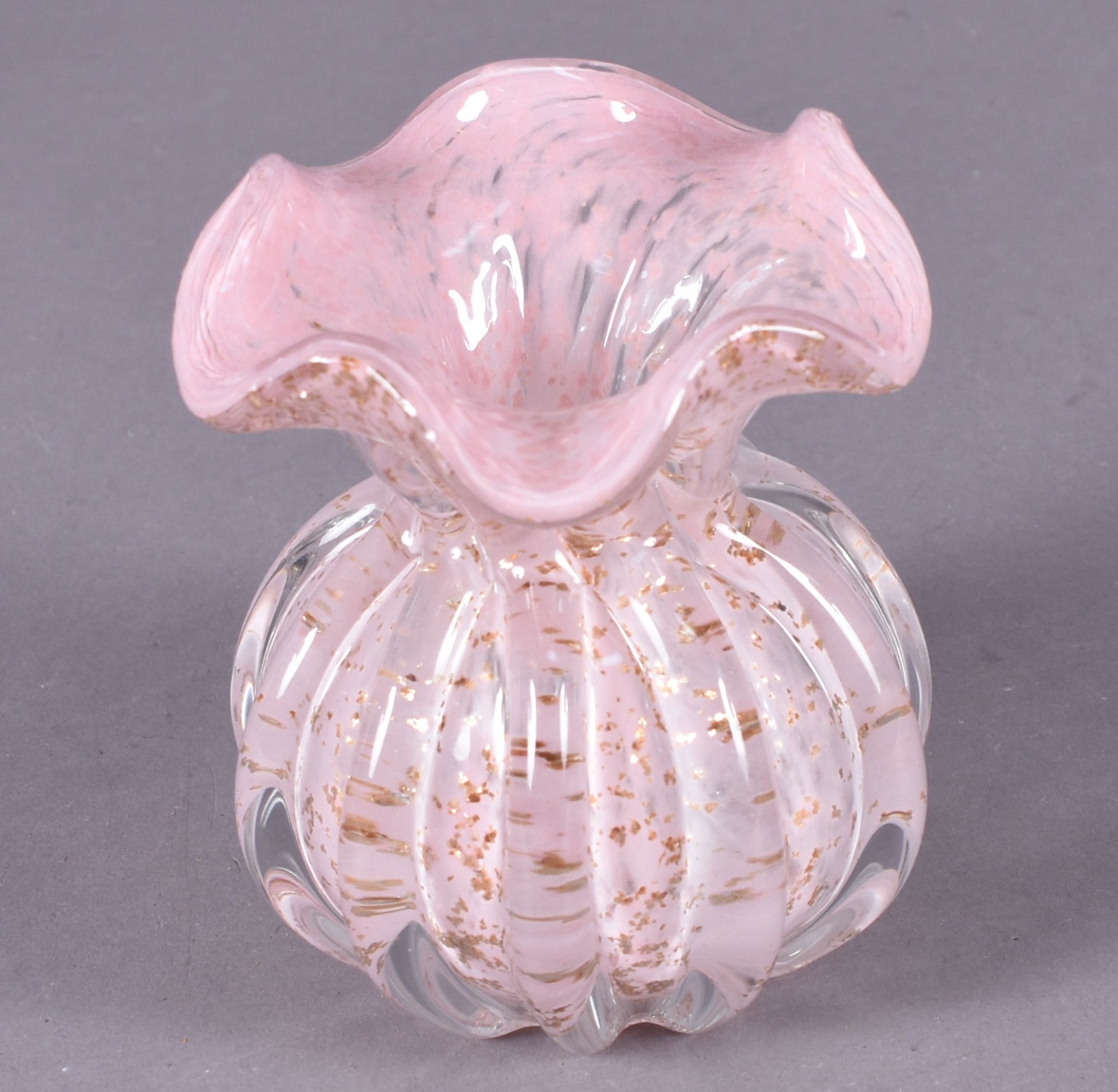 Vaso de vidro decorativo na cor rosa com pó de ouro. - foto 2 de 4