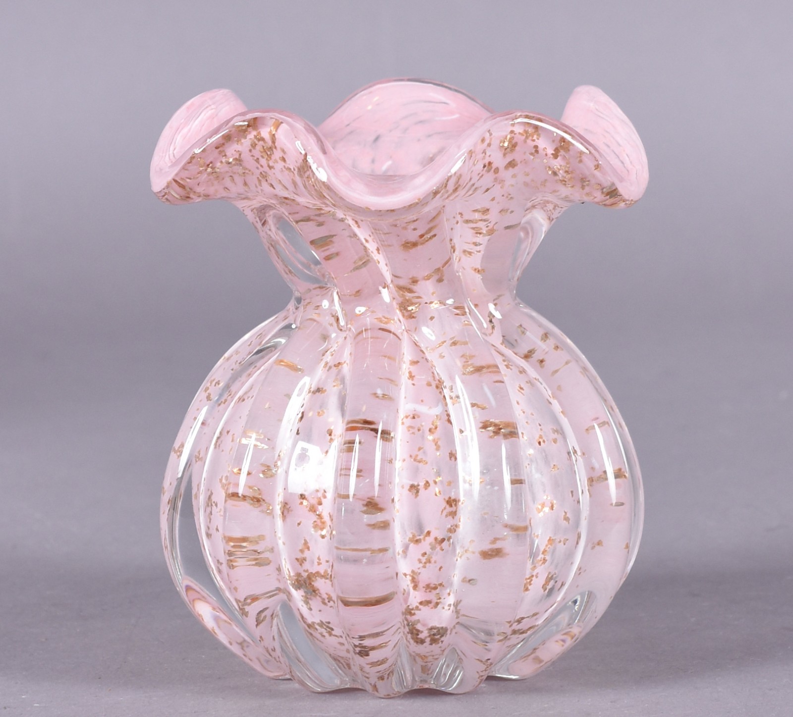 Vaso de vidro decorativo na cor rosa com pó de ouro. - foto 3 de 4