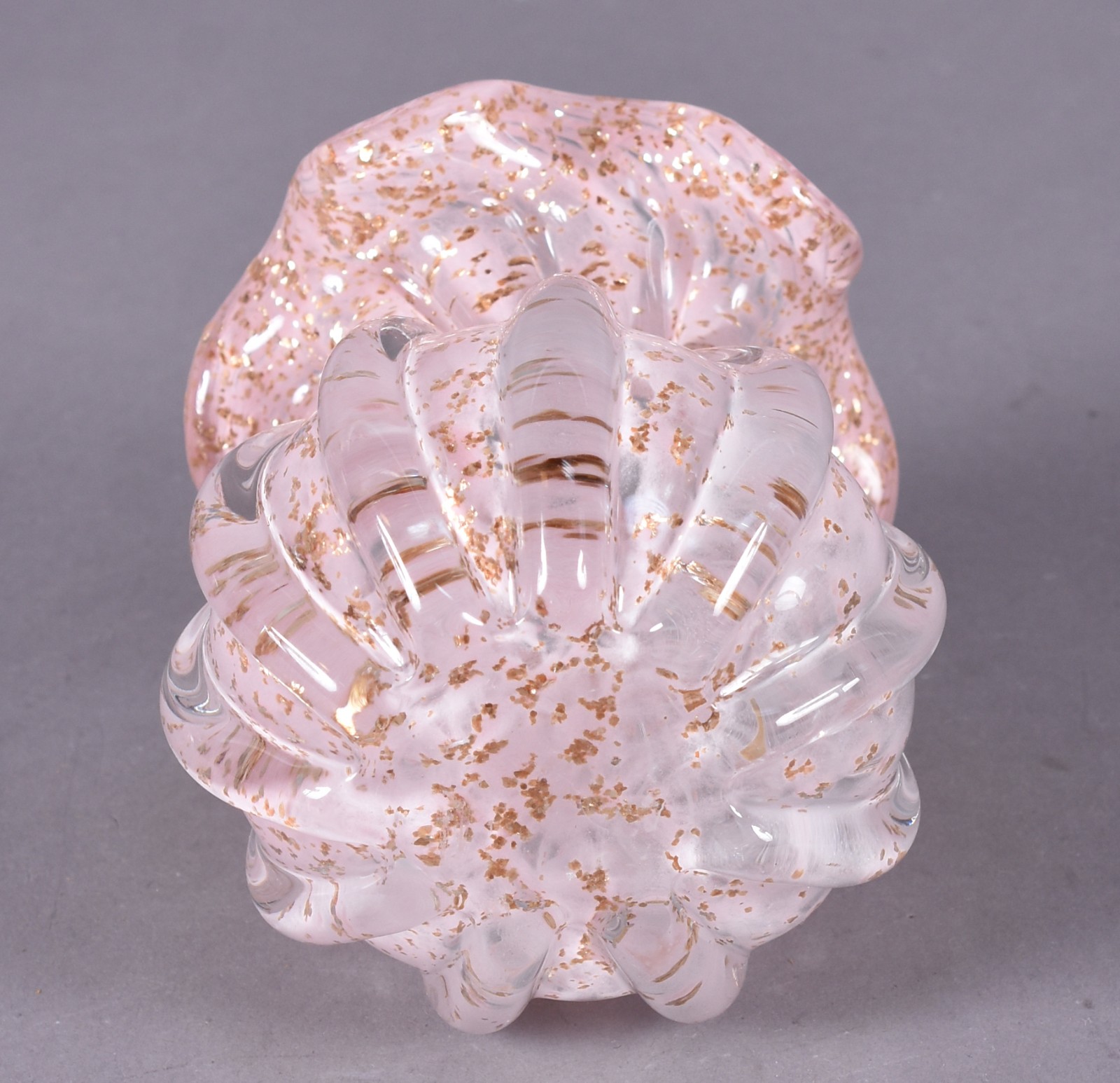 Vaso de vidro decorativo na cor rosa com pó de ouro. - foto 4 de 4