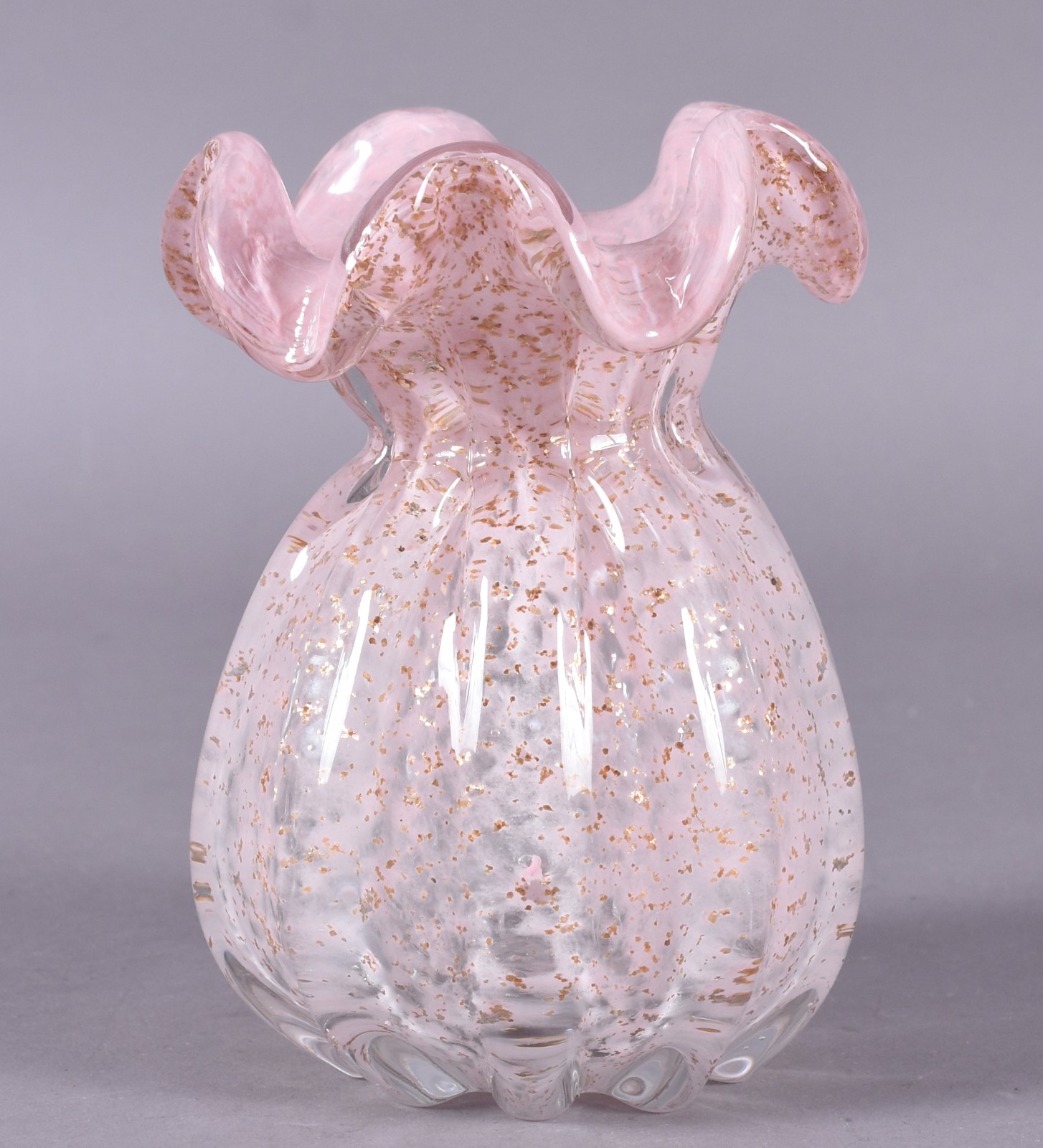 Vaso de vidro decorativo na cor rosa com pó de ouro. - foto 1 de 3