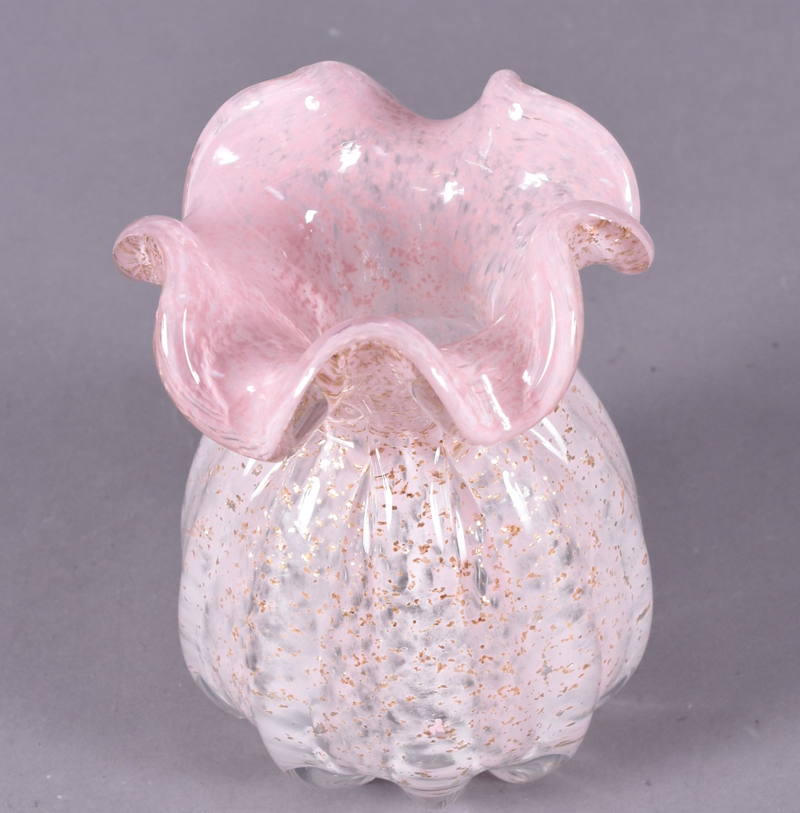 Vaso de vidro decorativo na cor rosa com pó de ouro. - foto 2 de 3