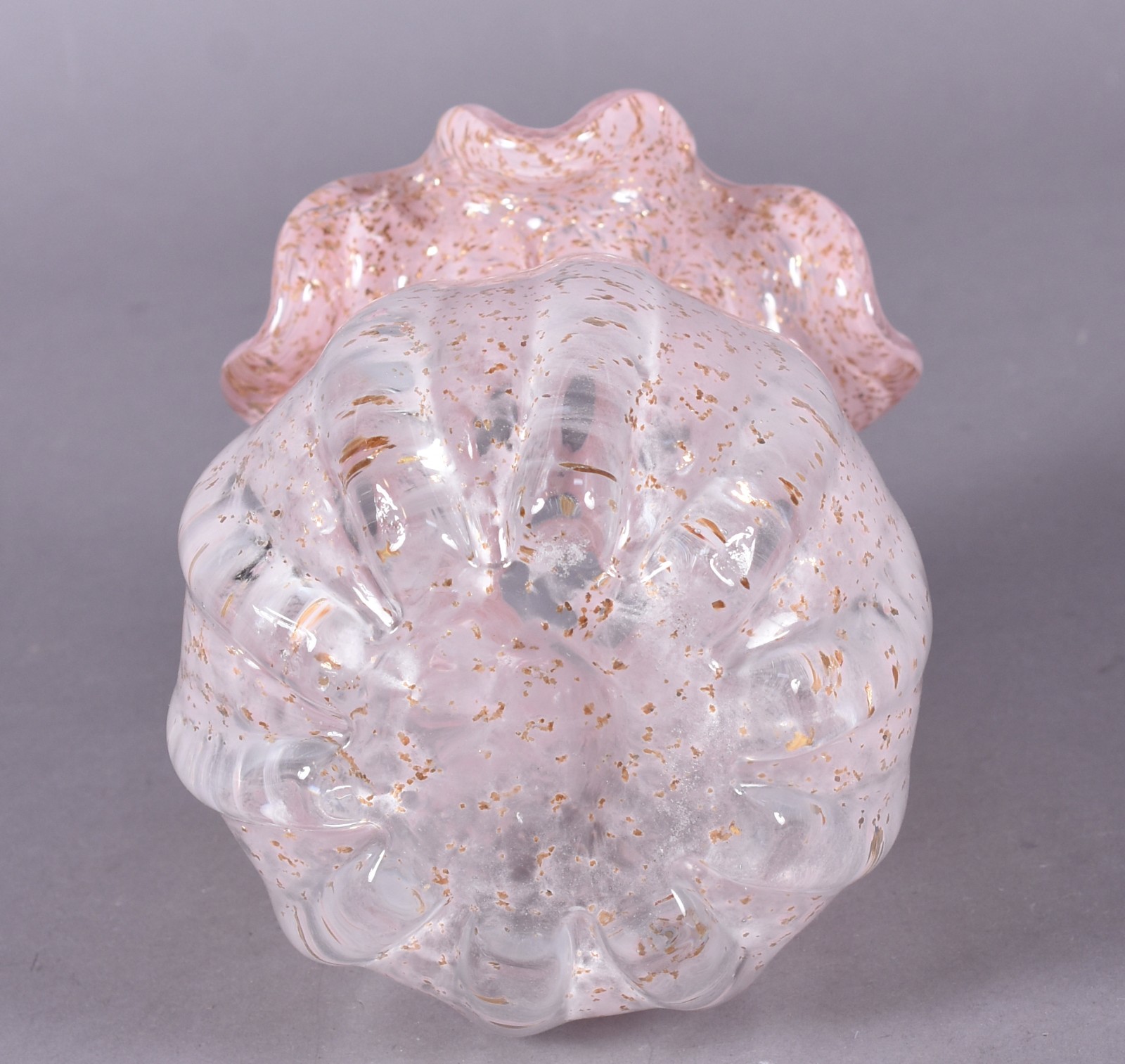 Vaso de vidro decorativo na cor rosa com pó de ouro. - foto 3 de 3