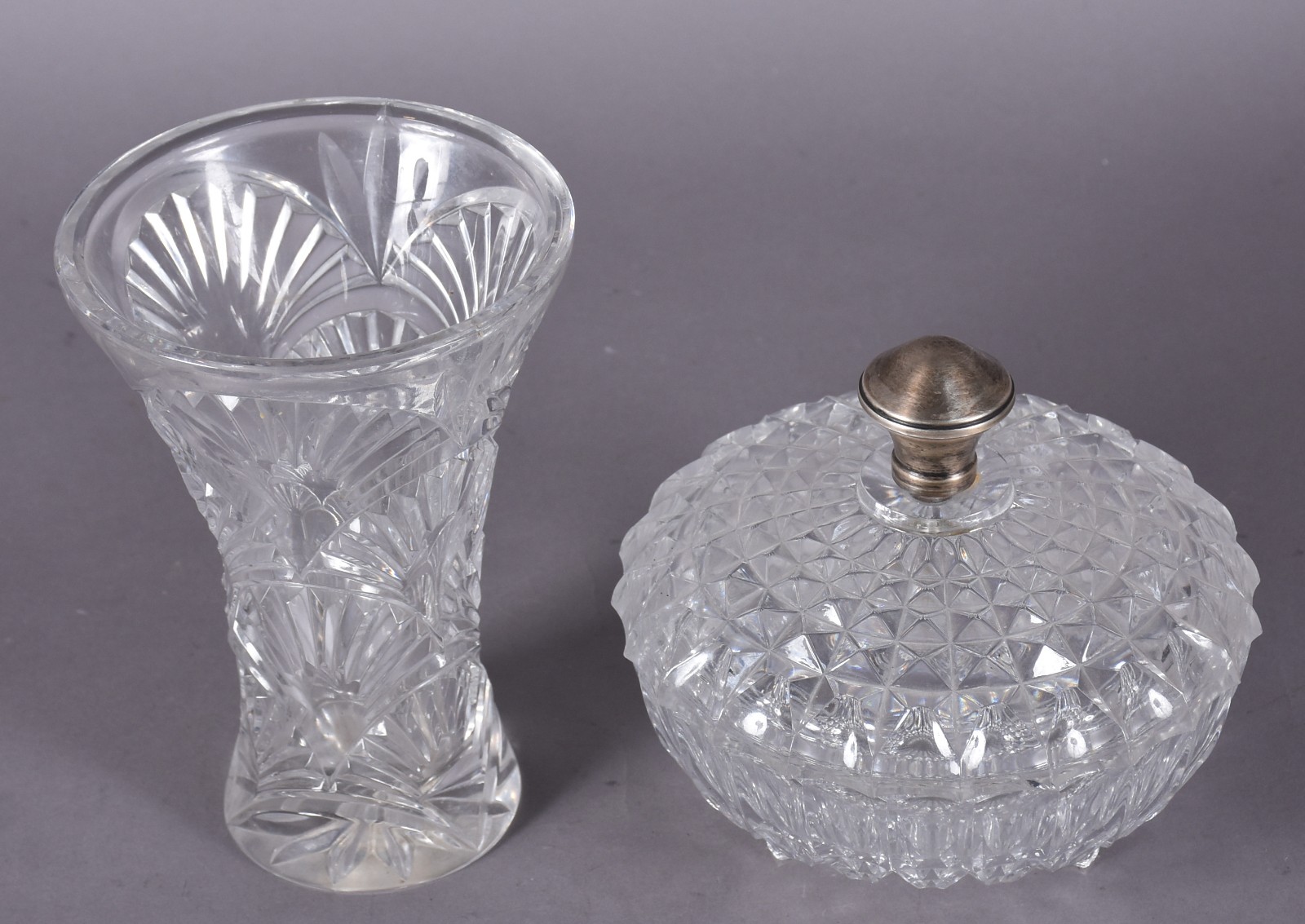 Duas peças de cristal, sendo: vaso e bomboneire com pega de metal. - foto 2 de 4
