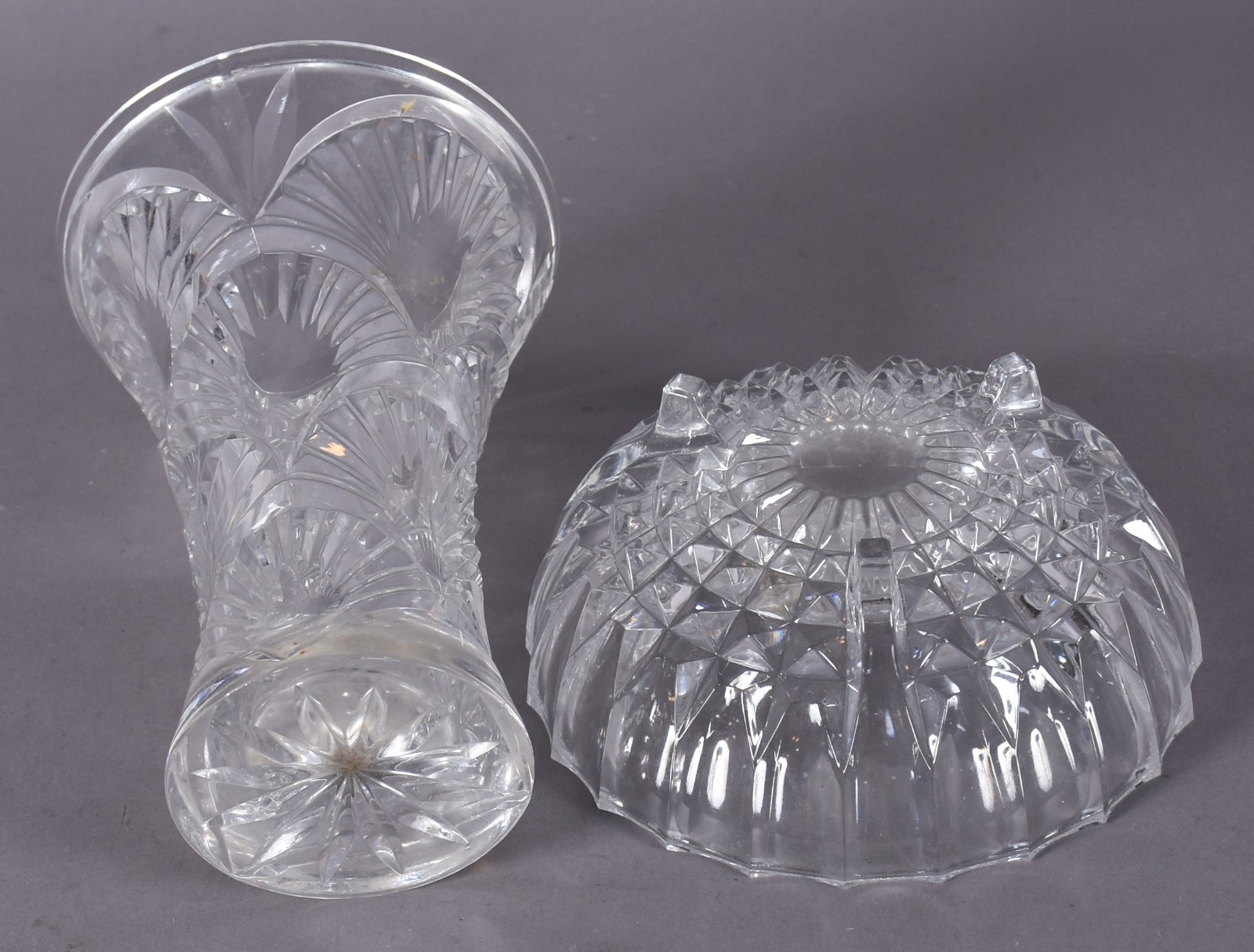 Duas peças de cristal, sendo: vaso e bomboneire com pega de metal. - foto 3 de 4