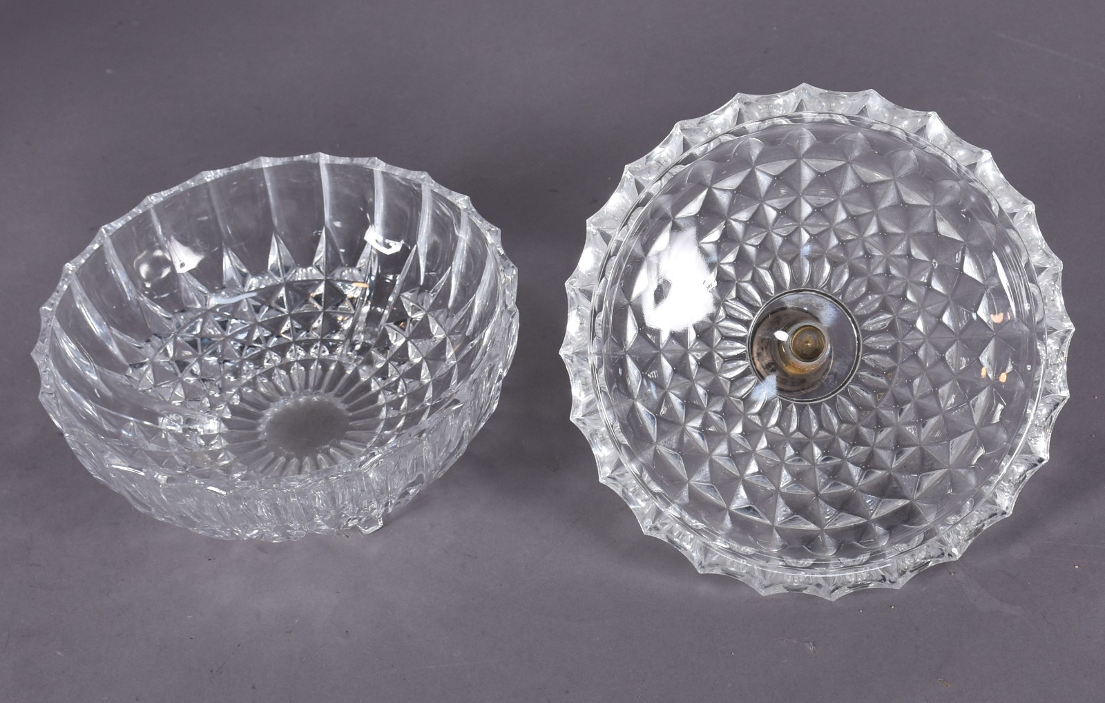 Duas peças de cristal, sendo: vaso e bomboneire com pega de metal. - foto 4 de 4