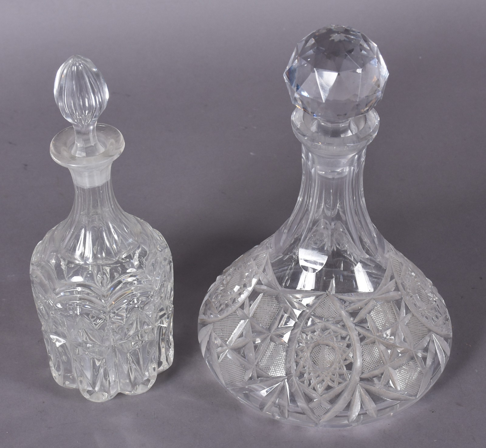 Duas garrafas de cristal lapidados (uma tampa com pequenos bicados na... - foto 2 de 4