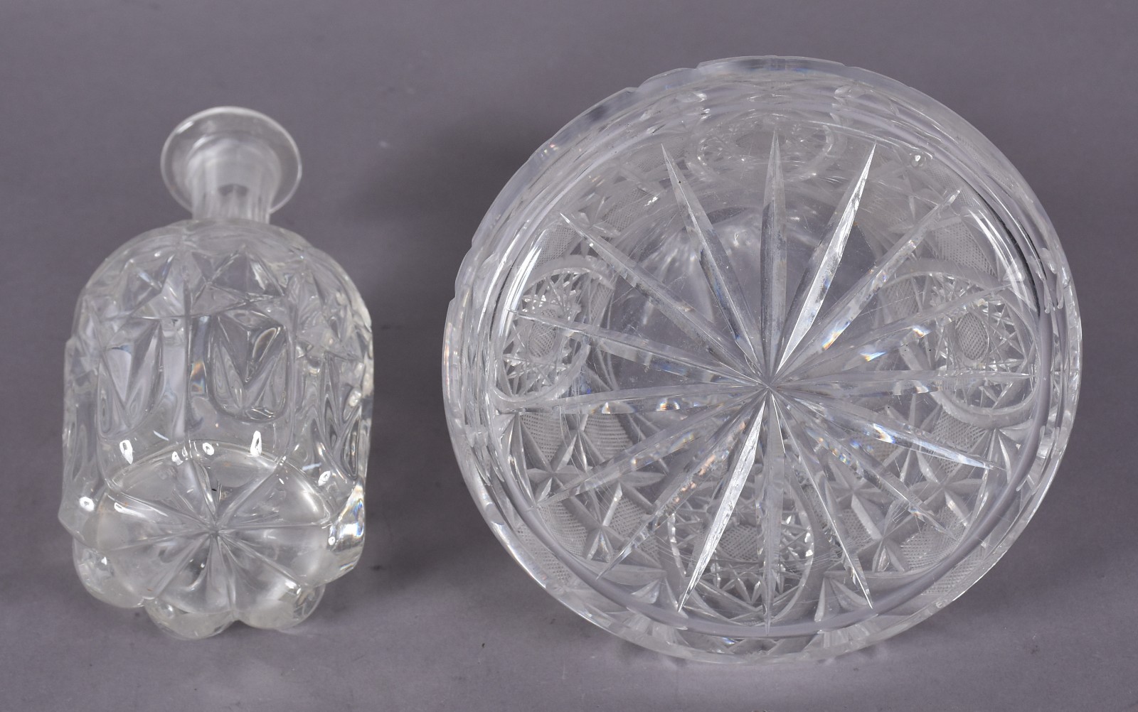Duas garrafas de cristal lapidados (uma tampa com pequenos bicados na... - foto 4 de 4