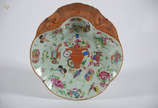 Prato de antiga porcelana chinesa feitio concha... - Prato de antiga porcelana chinesa feitio concha, fundo verde Celadon com figuras de borboletas e flores em policromia. Med. 25 x 27 cm.