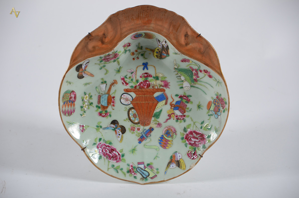 Prato de antiga porcelana chinesa feitio concha, fundo verde Celadon... - foto 1 de 2