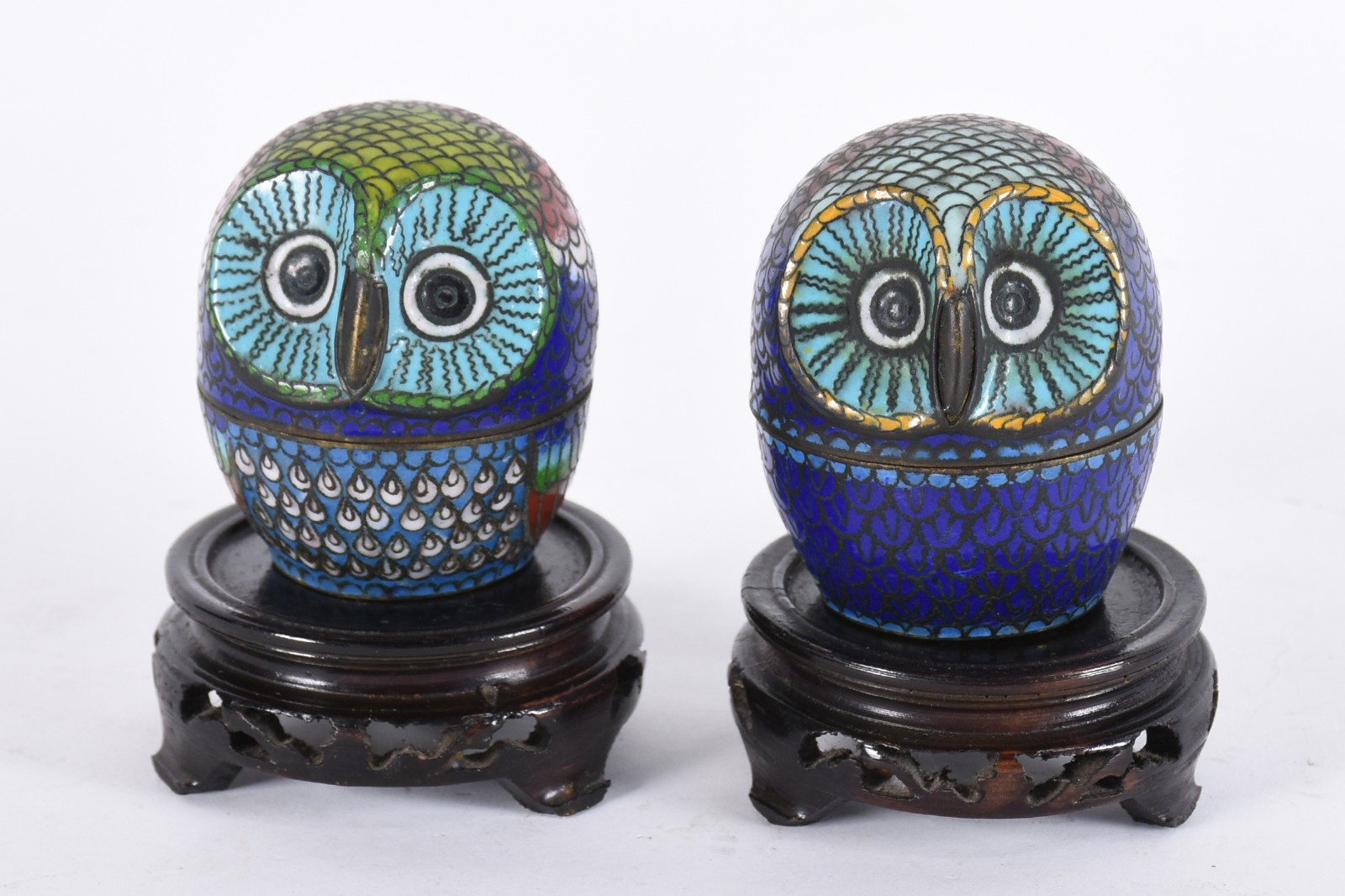 Par de corujas de cloisonné com bases de madeira. - foto 1 de 5