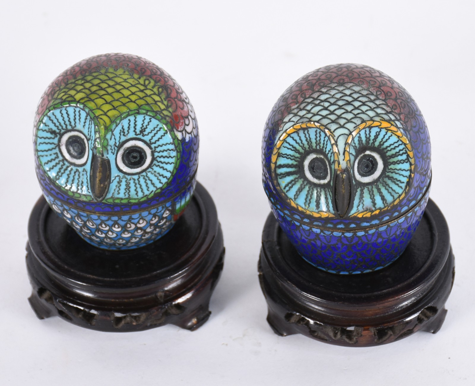 Par de corujas de cloisonné com bases de madeira. - foto 2 de 5