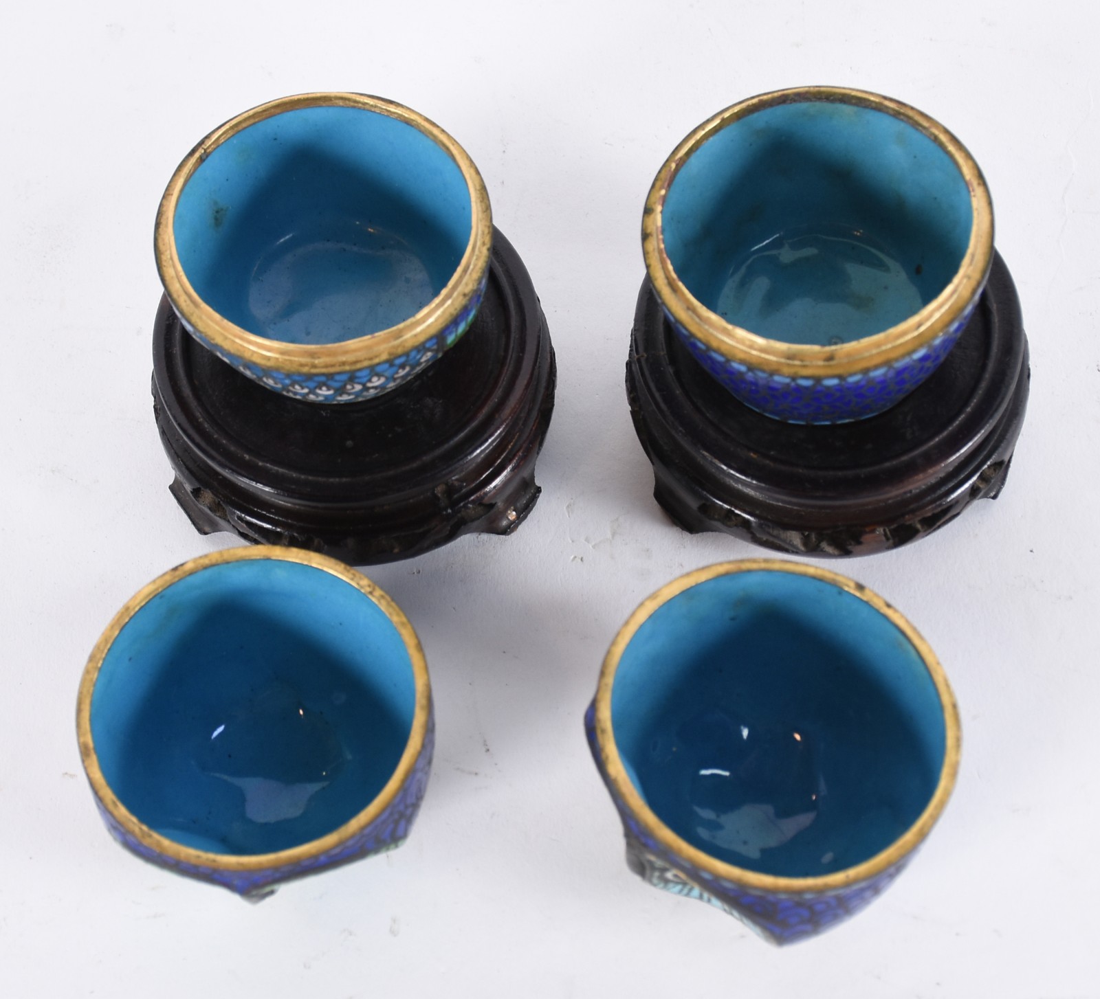Par de corujas de cloisonné com bases de madeira. - foto 3 de 5