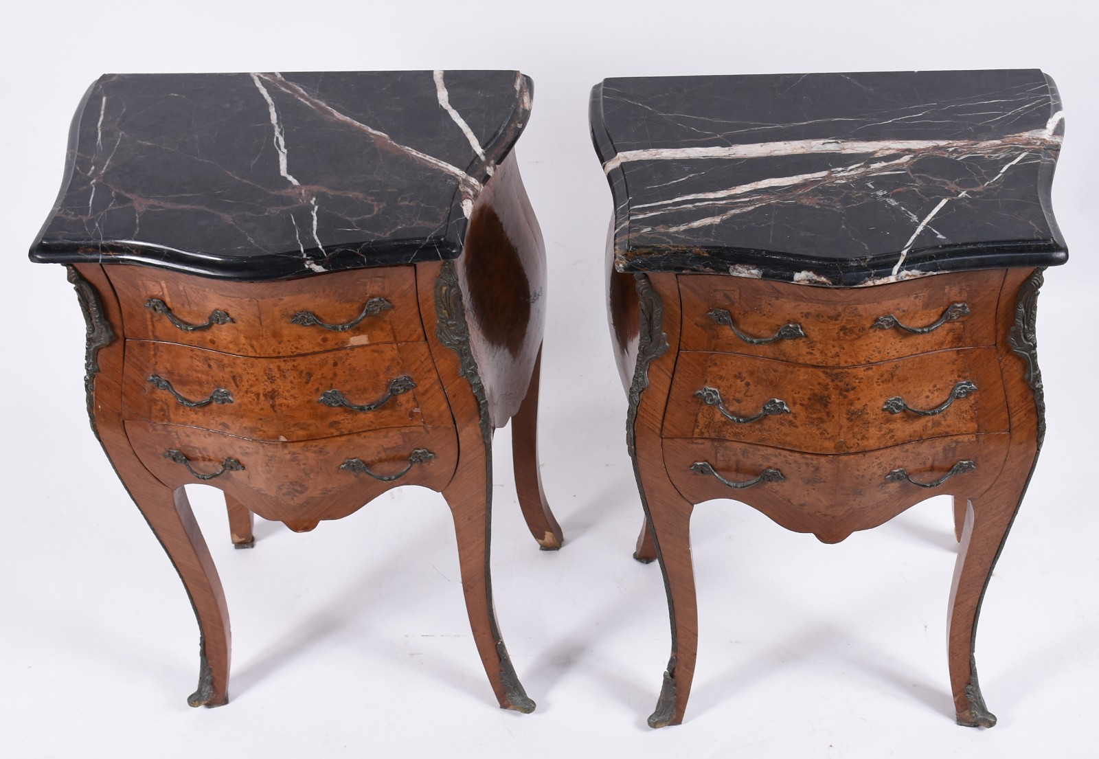 Par de mini cômodas estilo francês, tampo de mármore preto rajado. - foto 4 de 9