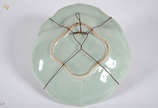 Prato de antiga porcelana chinesa feitio concha... - Prato de antiga porcelana chinesa feitio concha, fundo verde Celadon com figuras de borboletas e flores em policromia. Med. 25 x 27 cm.