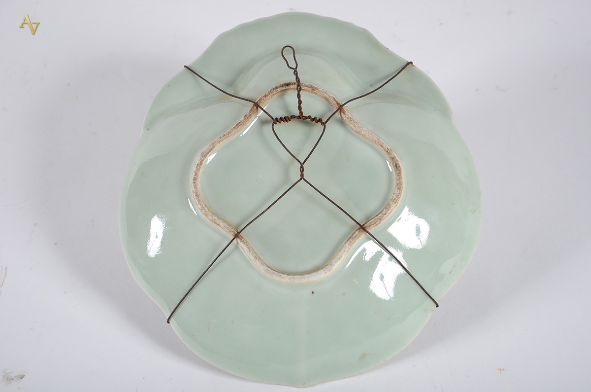 Prato de antiga porcelana chinesa feitio concha, fundo verde Celadon... - foto 2 de 2