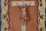 Imagem de Cristo Crucificado de madeira entalha... - Imagem de Cristo Crucificado de madeira entalhada, moldura com flores e pátina dourada. Med.externa  78 x 50 cm.