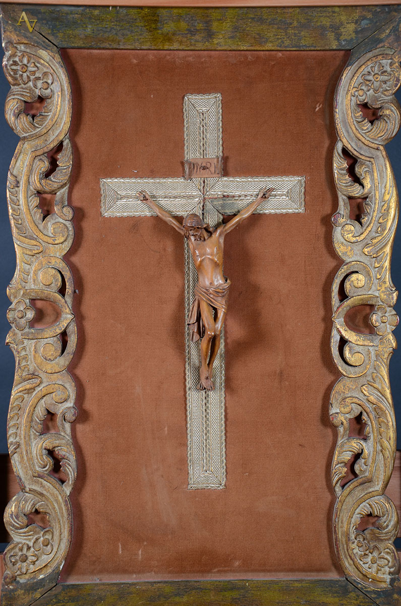 Imagem de Cristo Crucificado de madeira entalhada, moldura com flores...