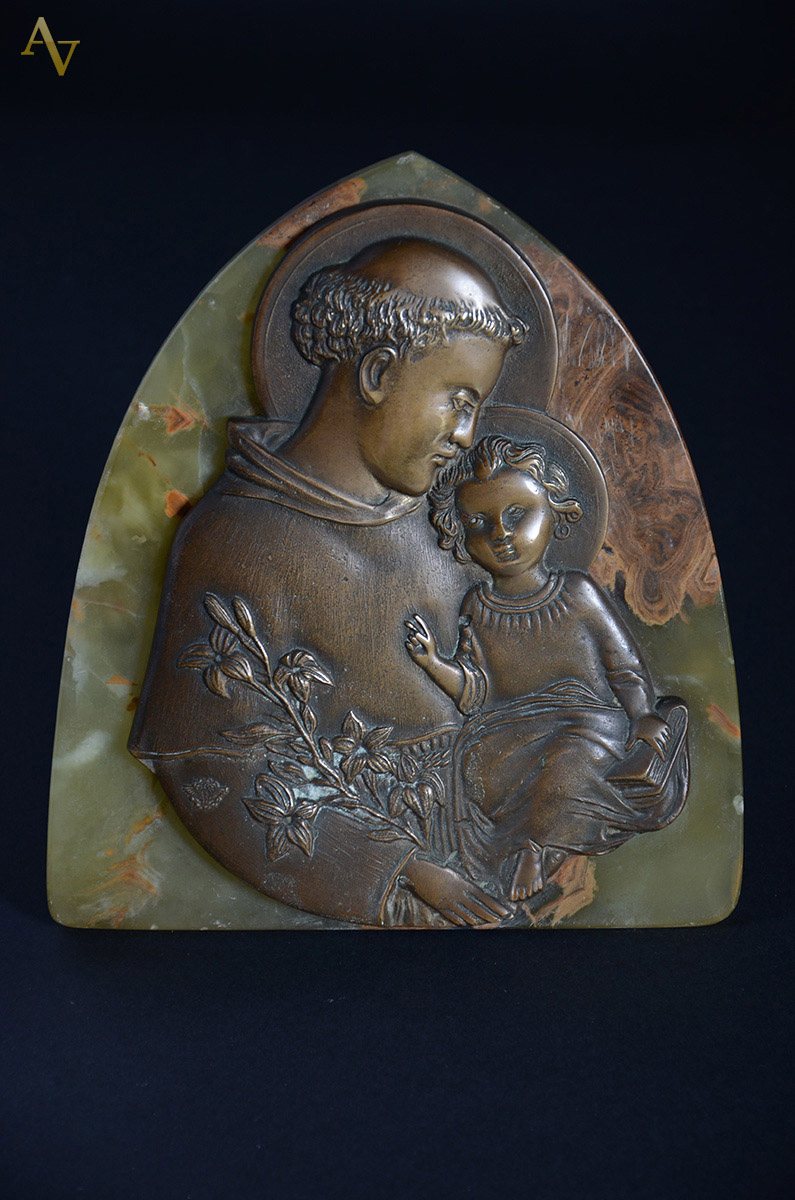 Placa de onix com imagem de Santo Antonio com menino de bronze. Alt...