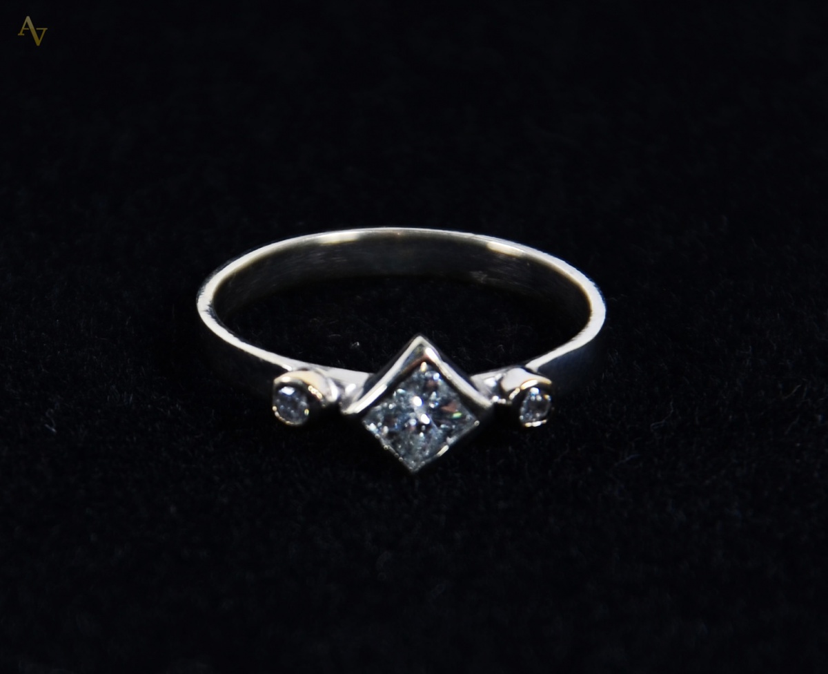 Anel de ouro branco com brilhante central, 0,40 ct e 2 brilhantes...