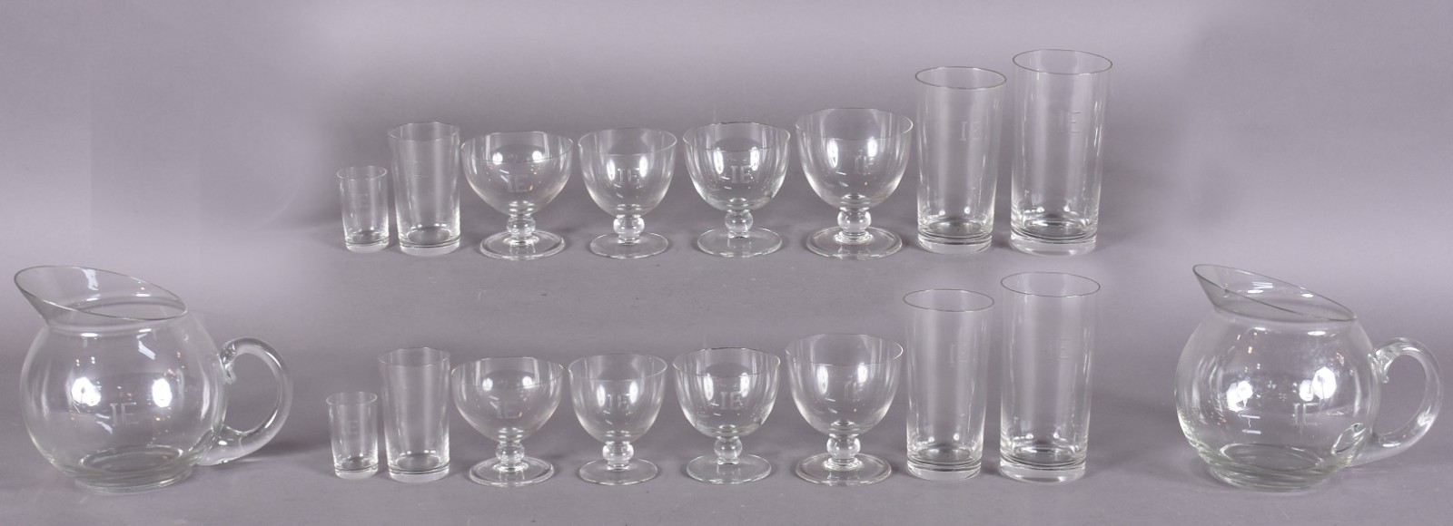 Serviço de cristal composto de: 2 jarras (uma com bicados) 7 copos... - foto 1 de 5