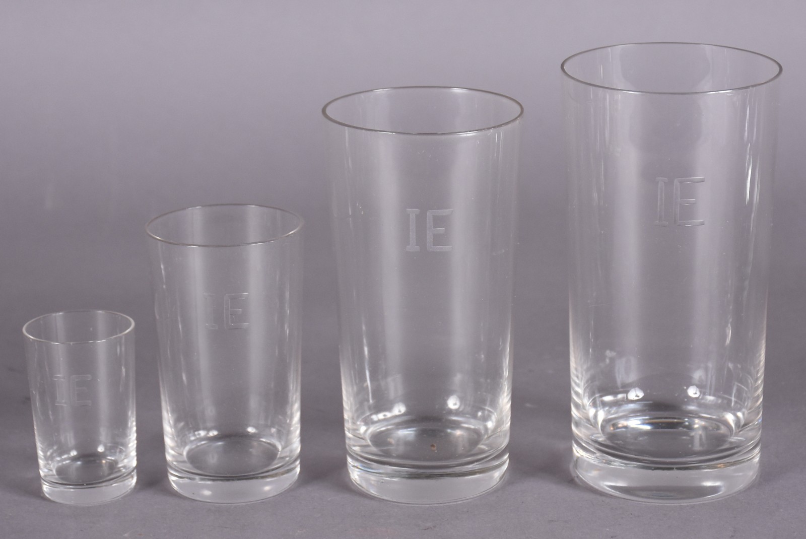 Serviço de cristal composto de: 2 jarras (uma com bicados) 7 copos... - foto 2 de 5