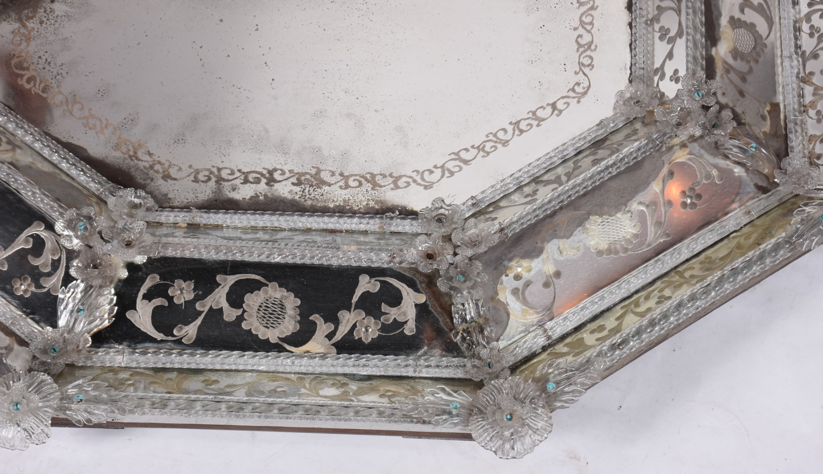 Espelho veneziano, Itália, anos 60. Com oxidações e pequenas partes... - foto 7 de 8