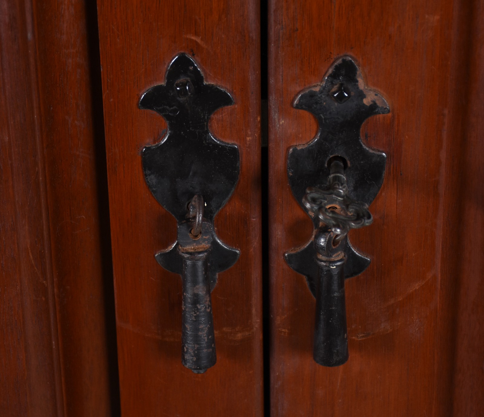 Armário de madeira nobre estilo colonial, puxadores de metal... - foto 4 de 8