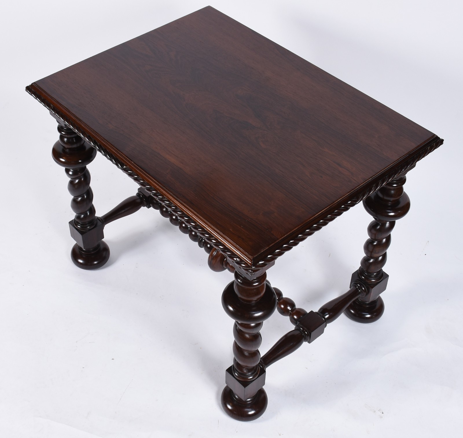 Mesa de madeira nobre, tampo retangular, apoio em quatro pernas... - foto 3 de 6