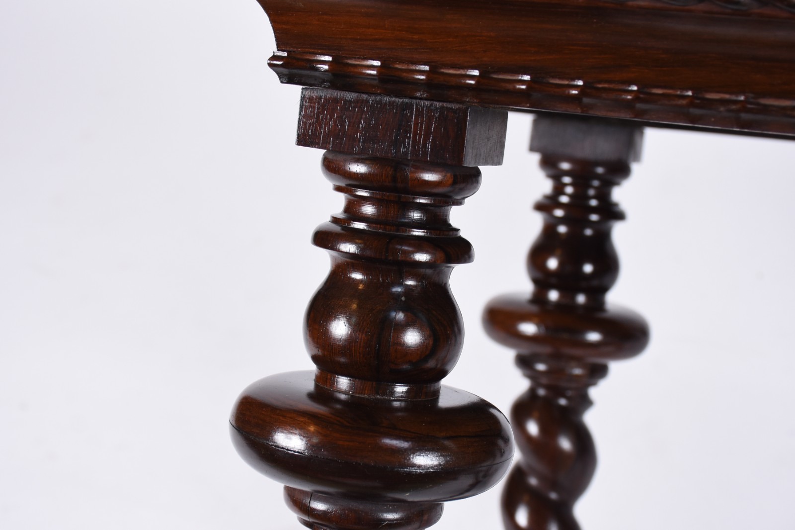 Mesa de madeira nobre, tampo retangular, apoio em quatro pernas... - foto 4 de 6