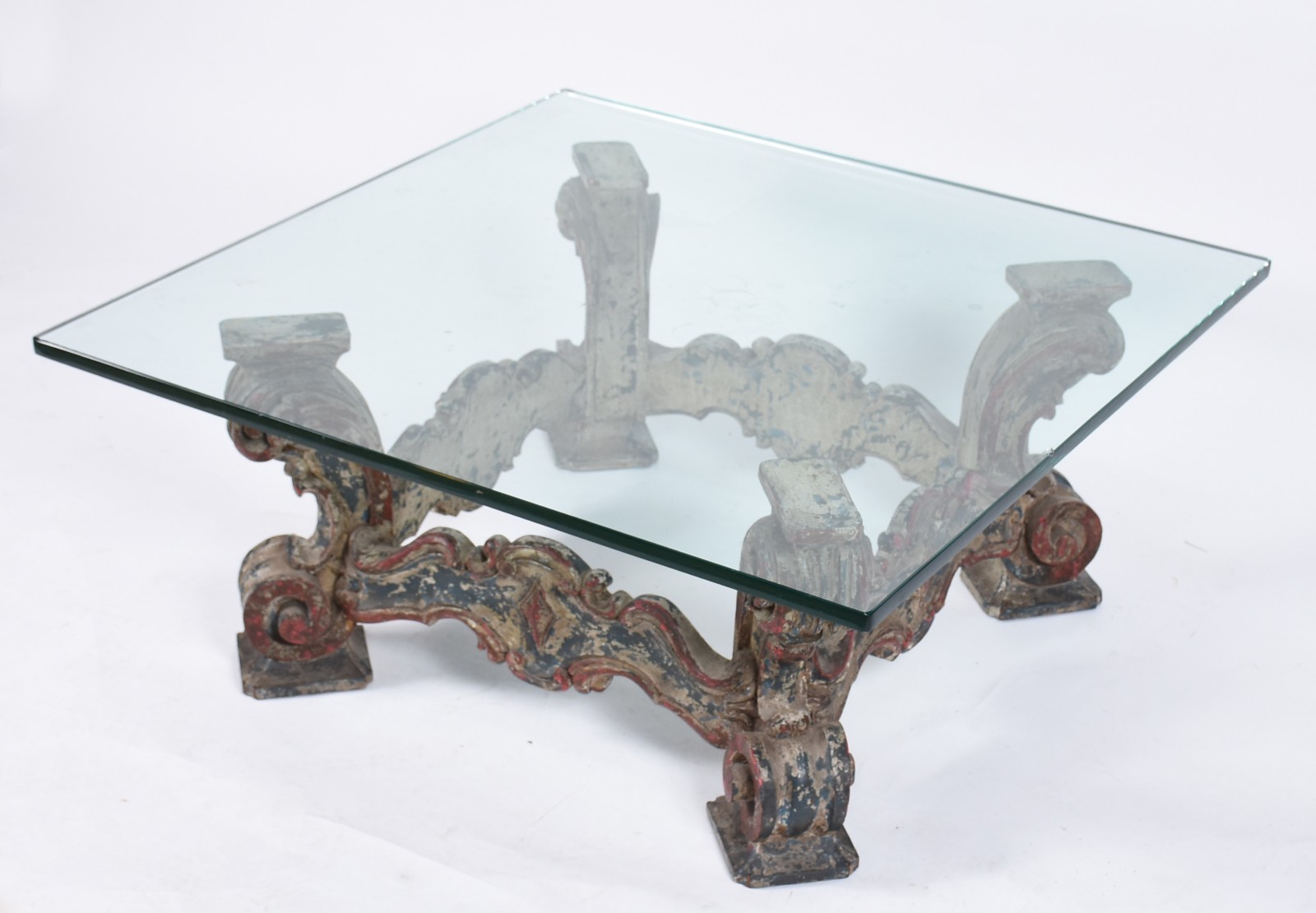 Mesa de centro com base de madeira entalhada e tampo de vidro (com... - foto 1 de 4