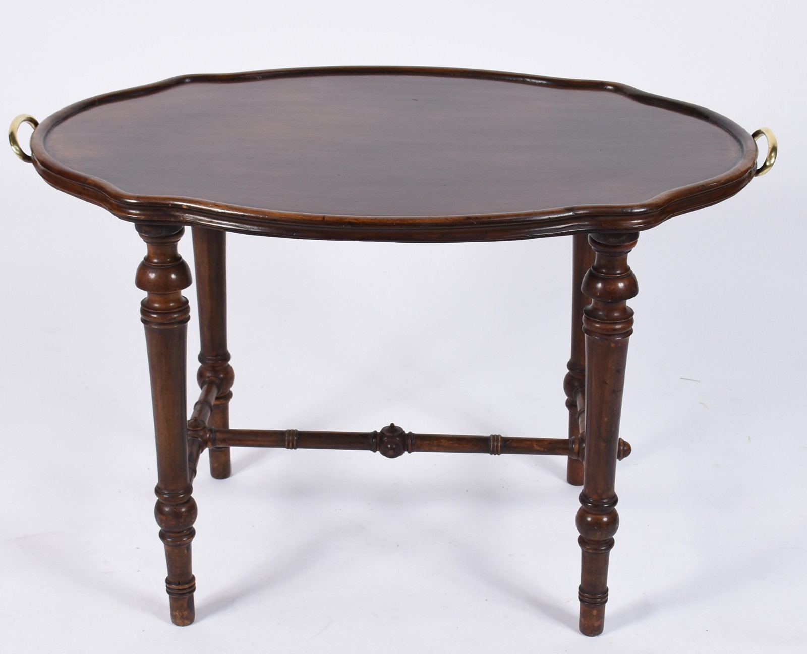 Mesa de madeira nobre com bandeja oval com alças laterais de metal... - foto 2 de 5