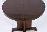 Mesa auxiliar de madeira nobre com tampo redond... - Mesa auxiliar de madeira nobre com tampo redondo, coluna central terminando em quatro pés, estilo Art Deco.