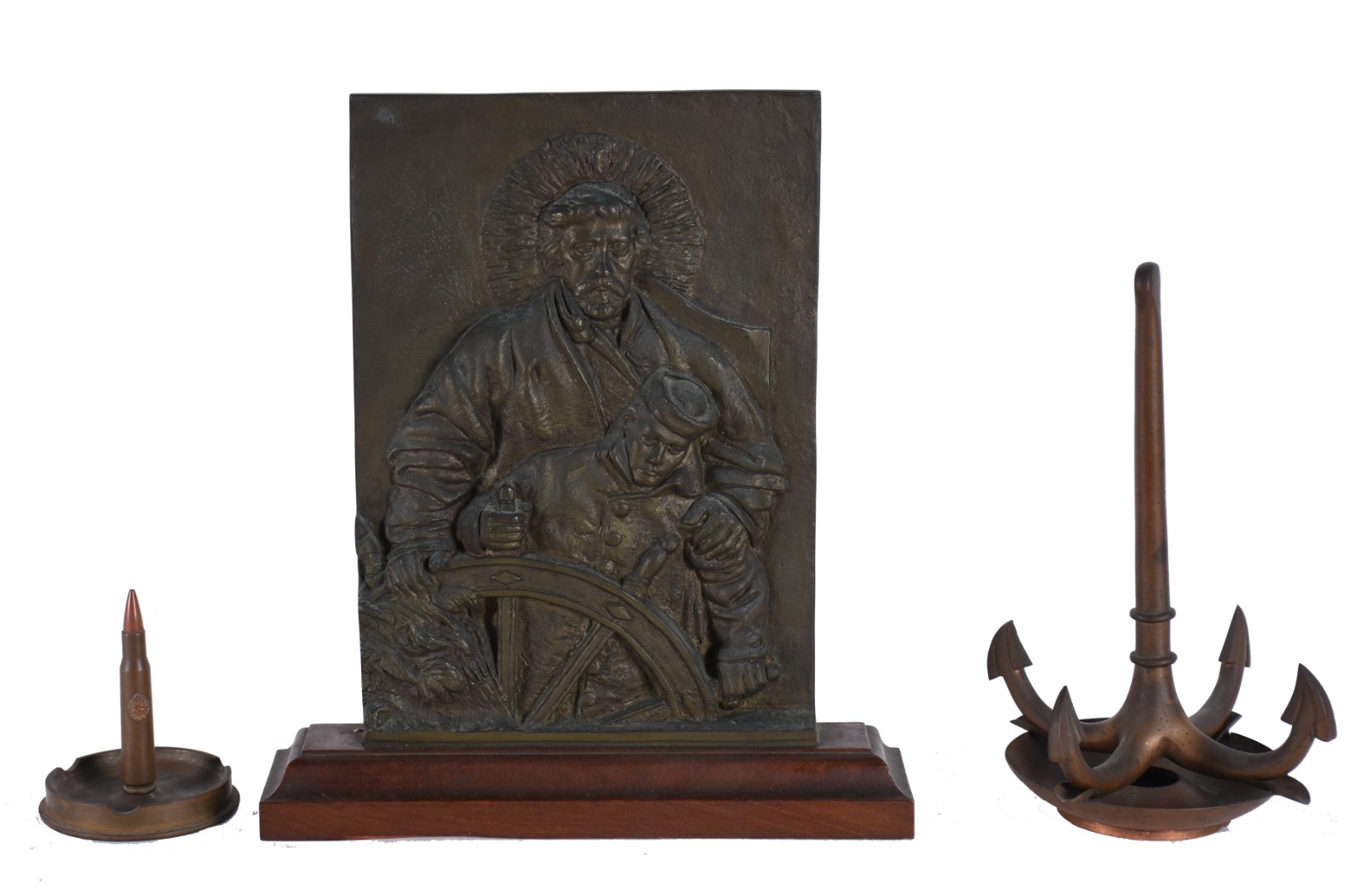 Três peças, sendo placa de bronze com figura do protetor dos... - foto 1 de 7