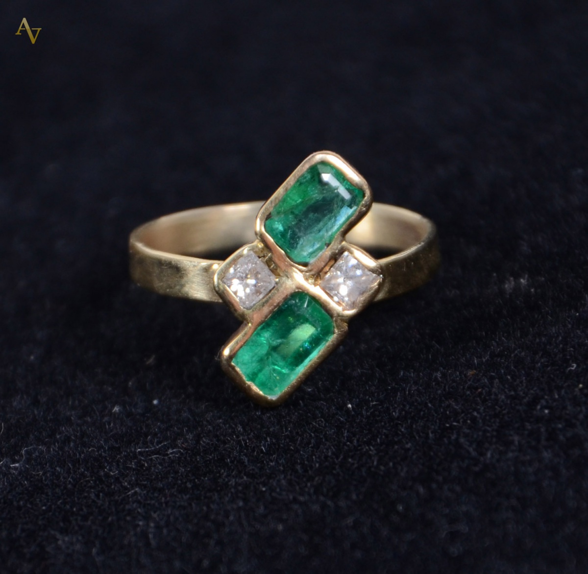 Anel de ouro 18 k com 2 esmeraldas e 2 brilhantes. Peso - 2,5 gr.