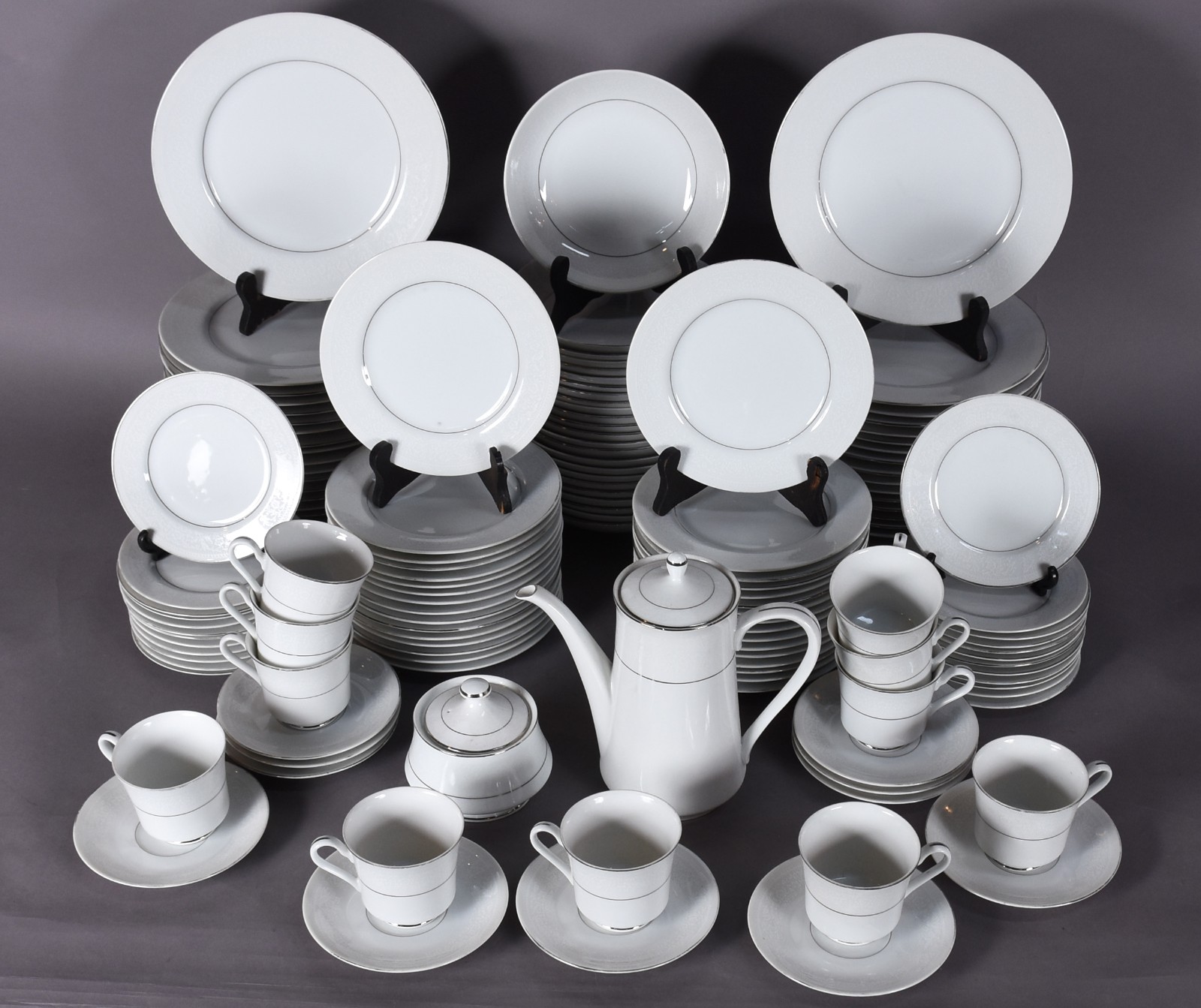 Aparelho de chá de porcelana japonesa branca com friso prata... - foto 2 de 4