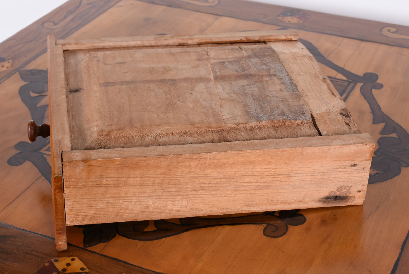Mesa para jogo de madeira nobre, tampo com pinturas e marqueterie... - foto 4 de 5