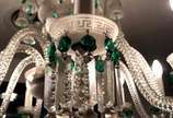 Baccarat (1764),  - Excepcional lustre de crista francês para 10 luzes, bobeches com gregas lavradas, pingentes lapidados com detalhes na cor verde.