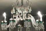 Baccarat (1764),  - Excepcional lustre de crista francês para 10 luzes, bobeches com gregas lavradas, pingentes lapidados com detalhes na cor verde.