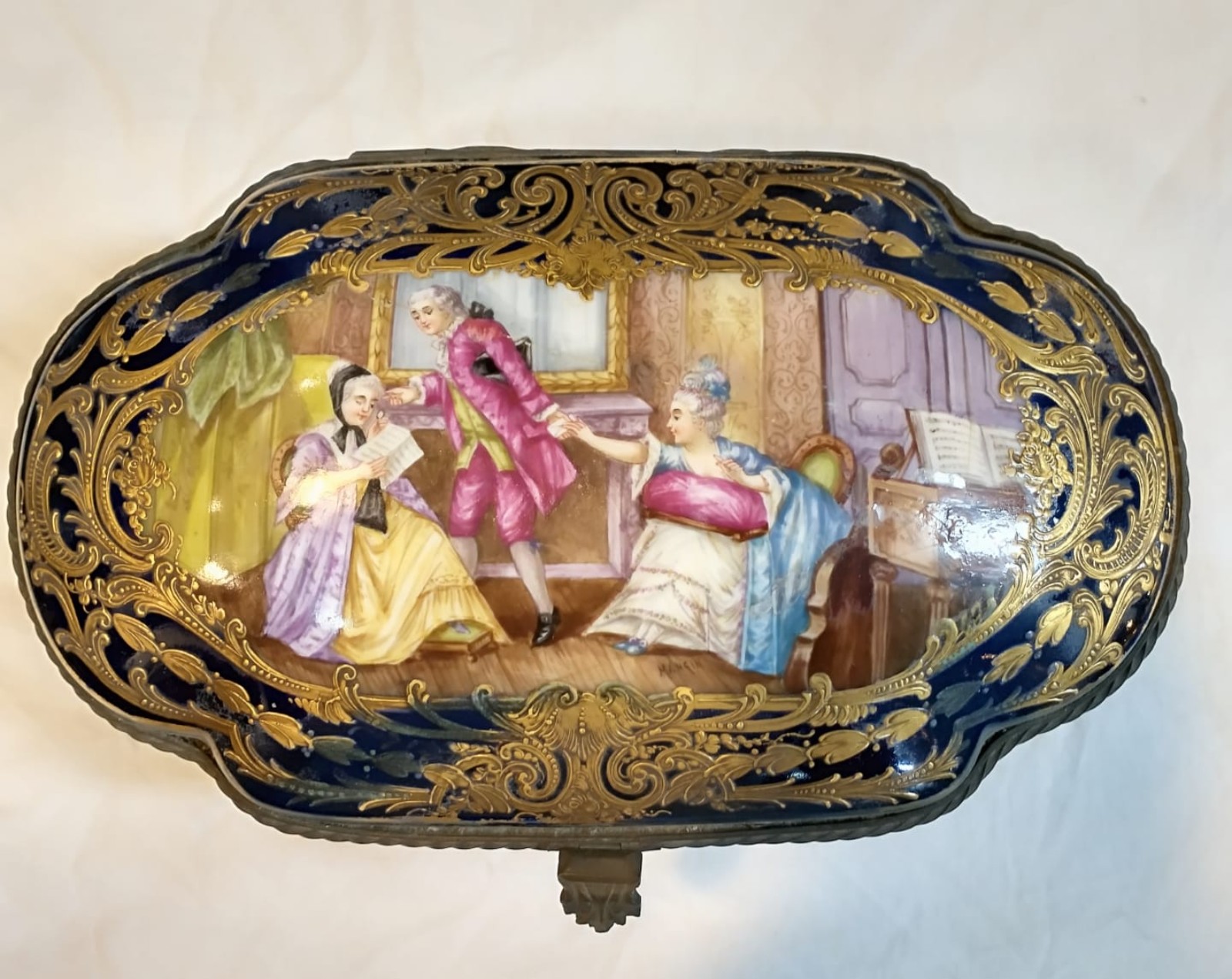 Caixa de porcelana francesa, decorada com cena galante da nobreza em... - foto 1 de 5
