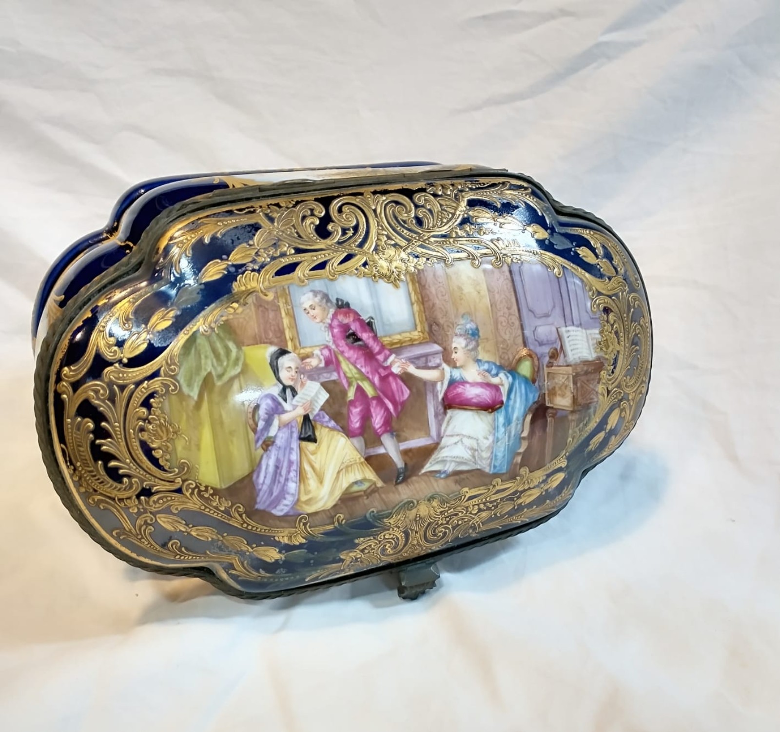 Caixa de porcelana francesa, decorada com cena galante da nobreza em... - foto 2 de 5