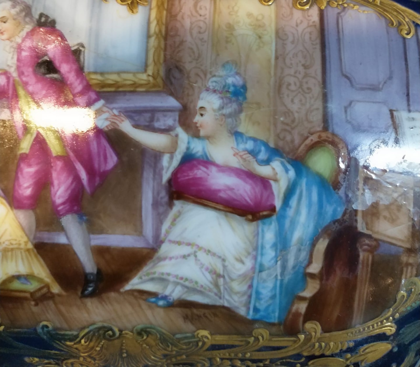 Caixa de porcelana francesa, decorada com cena galante da nobreza em... - foto 3 de 5