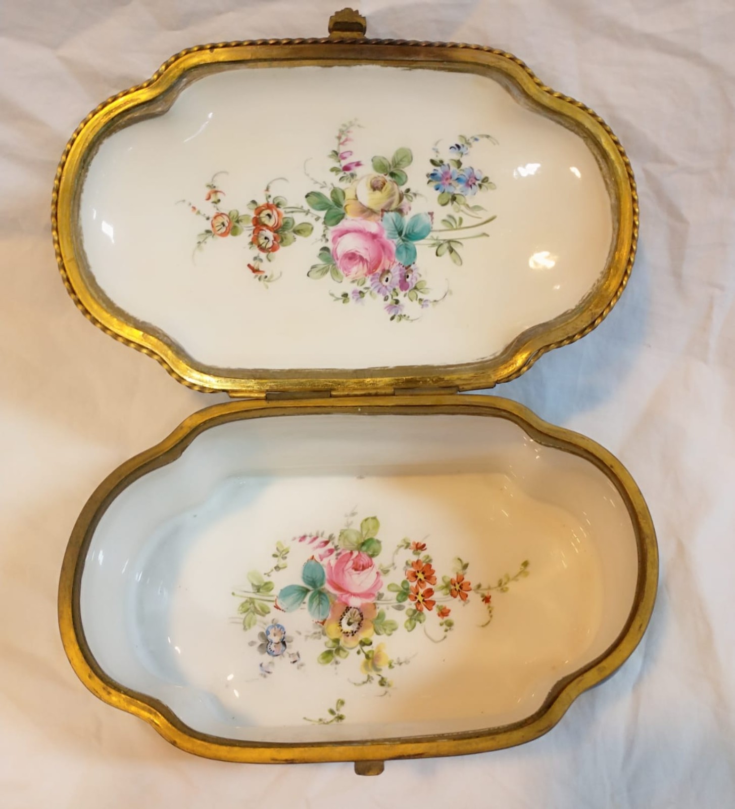 Caixa de porcelana francesa, decorada com cena galante da nobreza em... - foto 4 de 5