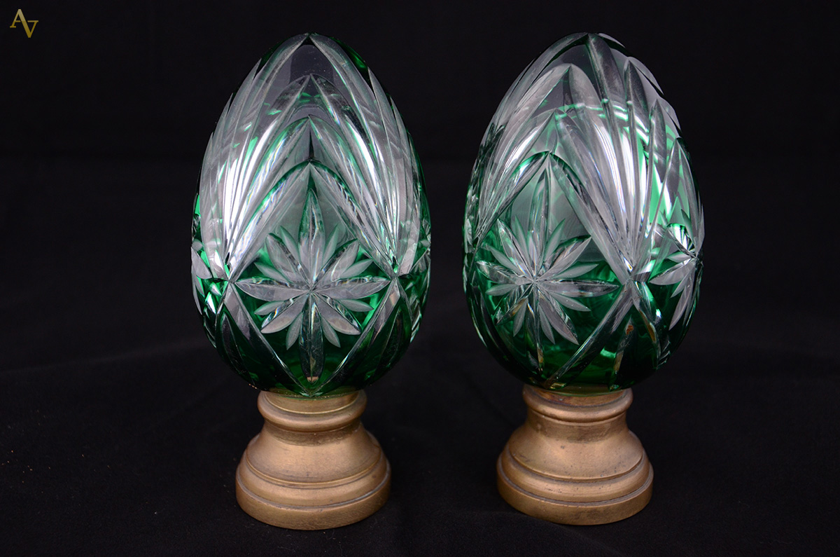 Par de pinhas de cristal double verde lapidado, bases de bronze. Alt...