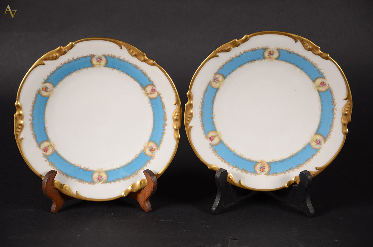 Par de pratos de porcelana francesa Limoges, Jacob Petit, made for...
