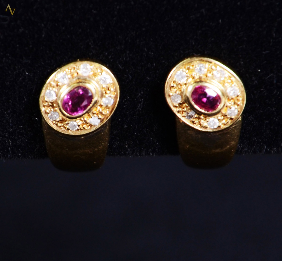 Par de brincos de ouro 18 k com rubi e brilhantes. Peso - 4.6 gr.