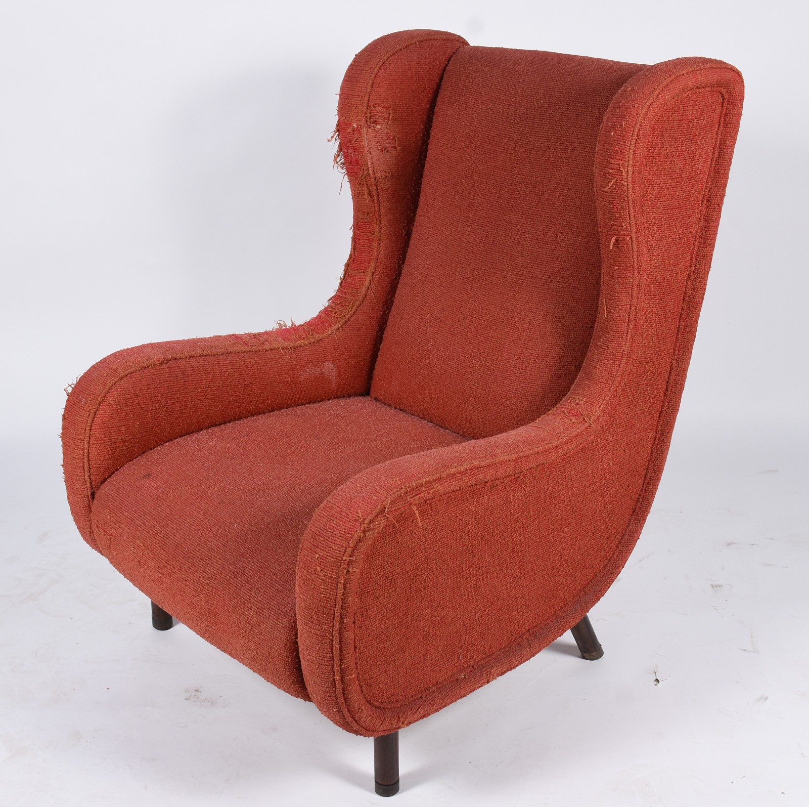 Poltrona bergere estofada e forrada com tecido na cor vermelha... - foto 1 de 5